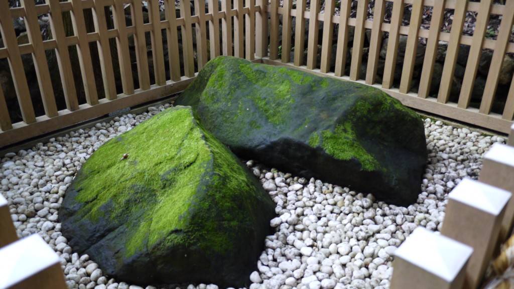 大神神社夫婦石