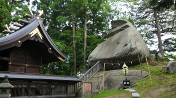 桜山神社烏帽子岩