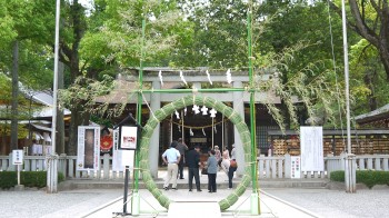 武田神社本殿前
